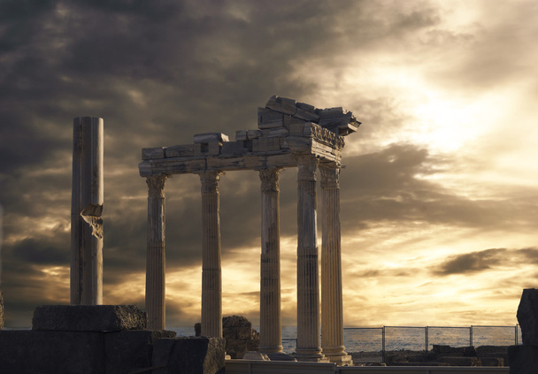 Apollo tapınağı yan tarafta. - Fotoğraf, Görsel