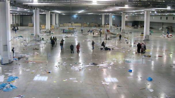 Trabalhadores desmontar os stands de exposição em Crocus Expo
 - Filmagem, Vídeo