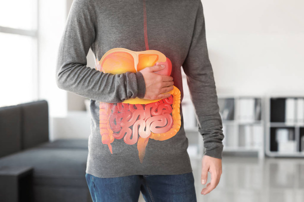 Az ember szenved stomachache otthon - Fotó, kép
