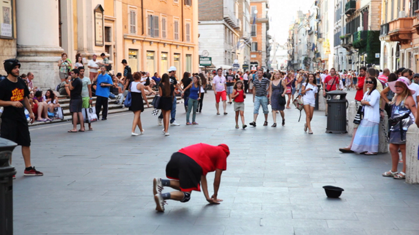 Mann tanzt Breakdance in der Innenstadt - Filmmaterial, Video