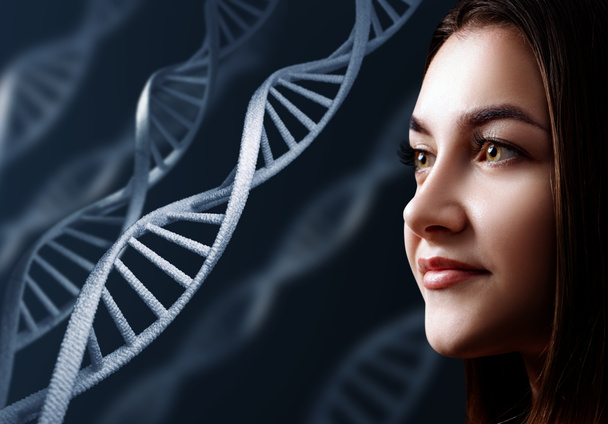 DNA zincirleri arasında şehvetli genç kadının portresi. - Fotoğraf, Görsel