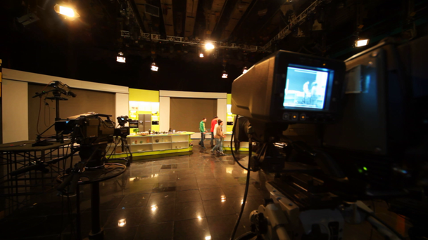 große professionelle tv-kamera filmt menschen auf tv-show im ostankino tv center, studio ntv - Filmmaterial, Video