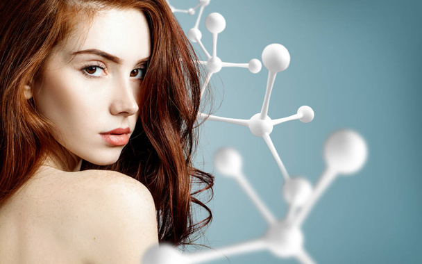 Πανέμορφη γυναίκα με το κεφάλι κοντά στο μεγάλο λευκό μόριο δομή. - Φωτογραφία, εικόνα