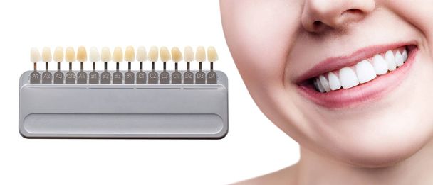 Collage de paleta de dientes con blanqueamiento de dientes femeninos
. - Foto, imagen