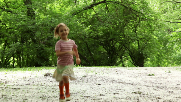 Девушка бежит ближе через лесной луг все разбросаны пух
 - Кадры, видео