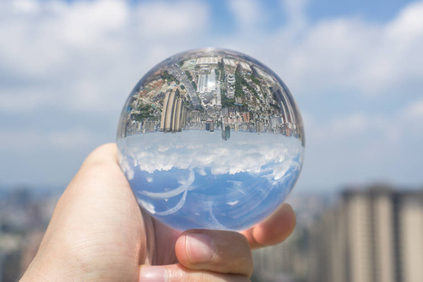 青い空と白い雲を持つ都市の背景にガラスのボール - 写真・画像