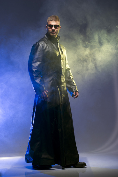 matrix stijl rol spelen karakter volwassen man in trenchcoat - Foto, afbeelding