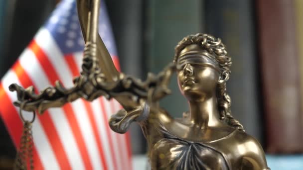 Статуя леді юстиції з книгами та США прапор - Кадри, відео