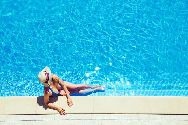 Woman in swimming pool.  - Foto, Bild