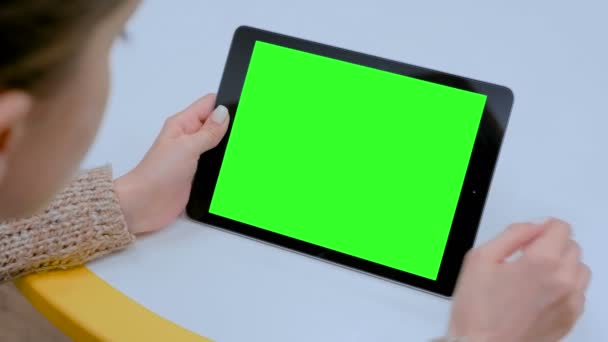 Žena, která se dotýká zeleného displeje na dotykové obrazovce černého digitálního tabletu doma - Záběry, video