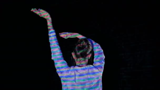 Mujer bailando en exposición inmersiva
 - Metraje, vídeo