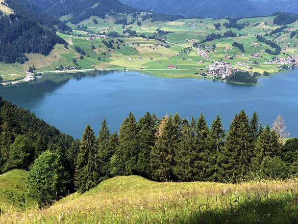 Lago artificial Sihlsee o Stausee Sihlsee, Willerzell - Cantón de Schwyz, Suiza
 - Foto, imagen