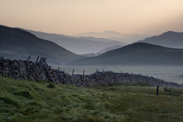 Vue le long de la vallée brumeuse vers les montagnes Snowdonia
 - Photo, image