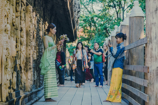 mandalay-myanmar, 19. Januar 2019: Unbekannte Touristen kommen zu Besuch und fotografieren shwe nan daw kyaung  - Foto, Bild
