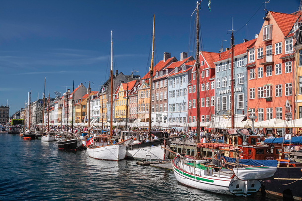 Old boats and houses in Nyhavn in Copenhagen - Foto, afbeelding