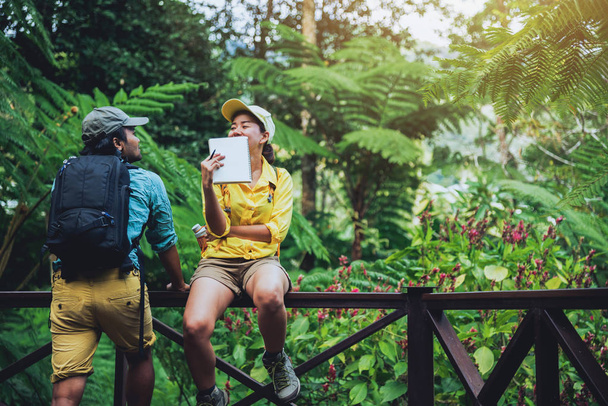 Aziatisch paar reizen natuur wandelen ontspannen en studeren natuur in de bossen. - Foto, afbeelding