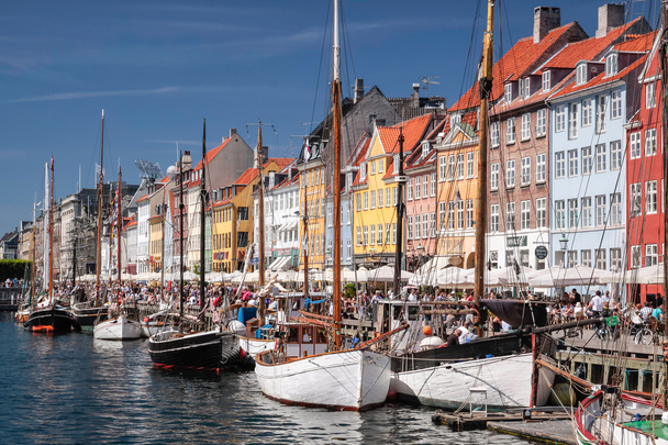Old boats and houses in Nyhavn in Copenhagen - Foto, afbeelding