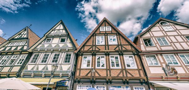 Celle, Γερμανία - Ιούλιος 2016: Όμορφα μεσαιωνικά κτίρια του Celle. Η πόλη είναι ένα σημαντικό πόλο έλξης στη Γερμανία. - Φωτογραφία, εικόνα