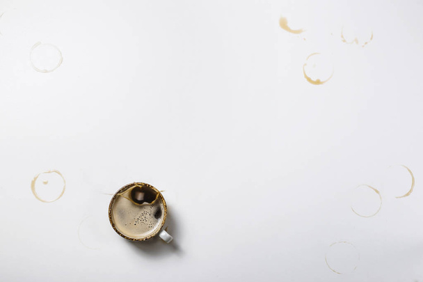 Απλό γκρι φόντο με ένα φλιτζάνι καφέ και εκτυπώσεις από φλιτζάνια - Φωτογραφία, εικόνα