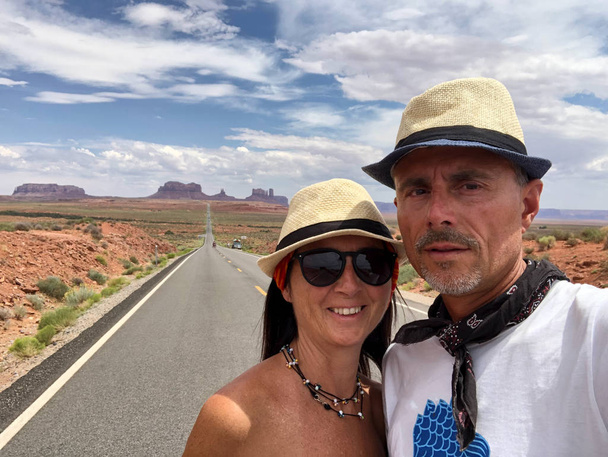 Homme et femme prenant un selfie dans la vue panoramique classique de l'histor
 - Photo, image