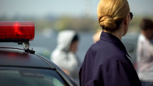 Police woman arrived on police automobile to crime scene, car accident, crash - Fotoğraf, Görsel