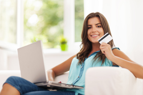 gülümseyen kadın laptop ve holding kredi kartı kullanma - Fotoğraf, Görsel