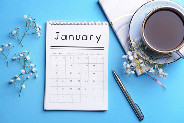 Календарь флип-бумаги, чашка кофе и блокнот на цветном фоне
 - Фото, изображение
