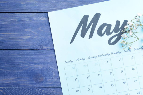 Бумажный календарь и цветы на фоне цвета дерева
 - Фото, изображение