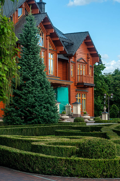 wooden Honka Club House in Mezhyhirya National Park, village of New Petrovtsy Vyshgorodsky district of Kiev region - Fotografie, Obrázek