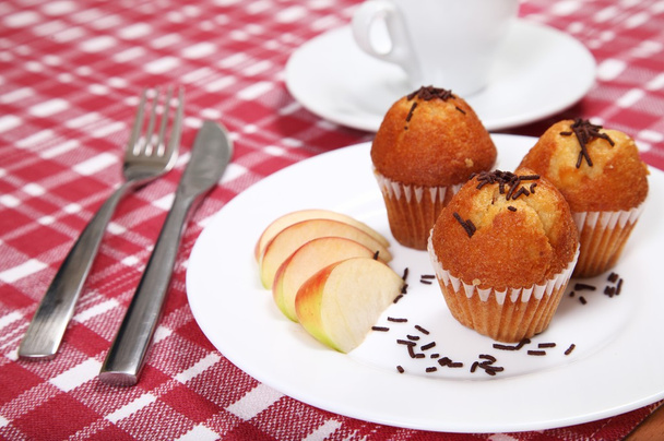 tři čokoládové muffiny v restauraci - Fotografie, Obrázek