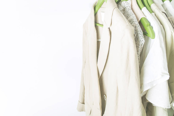 garde-robe d'été avec des vêtements en lin sur cintres verts
 - Photo, image