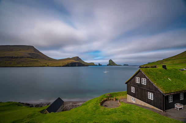Drangarnir kapısı, Tindholmur ve tipik ev, Faroe Adaları inanılmaz uzun pozlama - Fotoğraf, Görsel