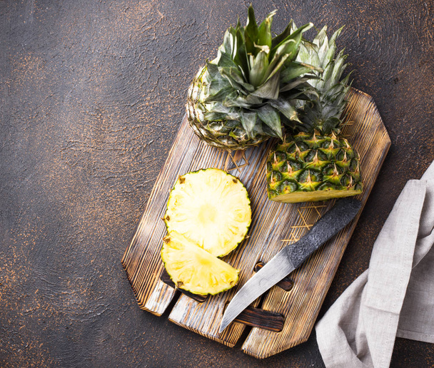 Gesneden ananas op snijplank - Foto, afbeelding