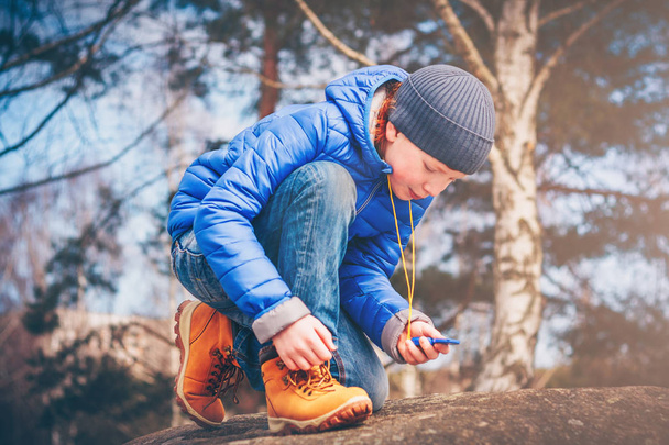 Kızıl saçlı bir çocuk, elinde bir pusula ile seyahatler ve araştırıyor, Genç bir keşfeder - Fotoğraf, Görsel