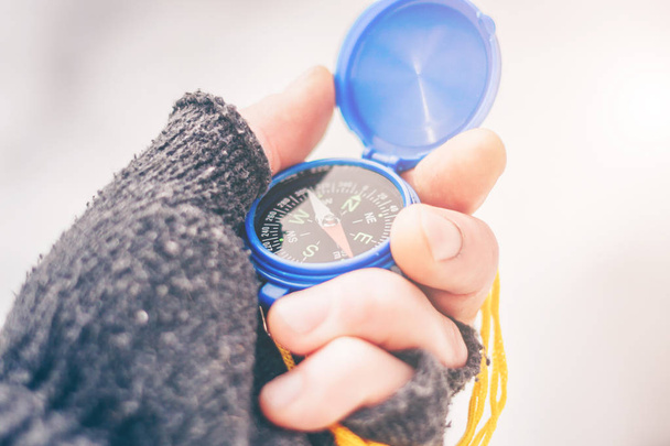 Close-up of a compass in the hand of the discoverer and traveler, selective focus - Fotografie, Obrázek
