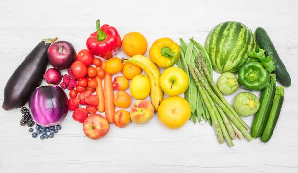 rainbow fruit and vegetables on white eood - Foto, Imagem