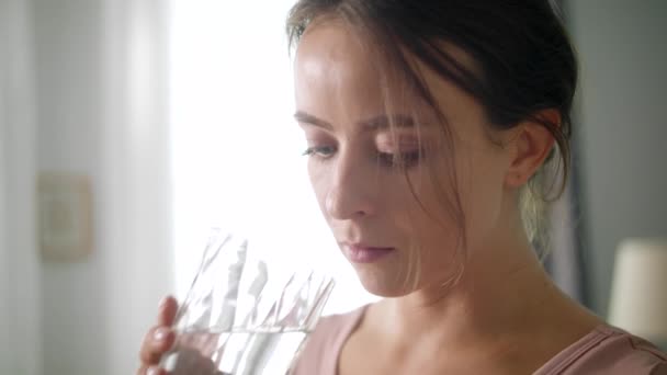 Tired after training young woman drinking water - Filmmaterial, Video