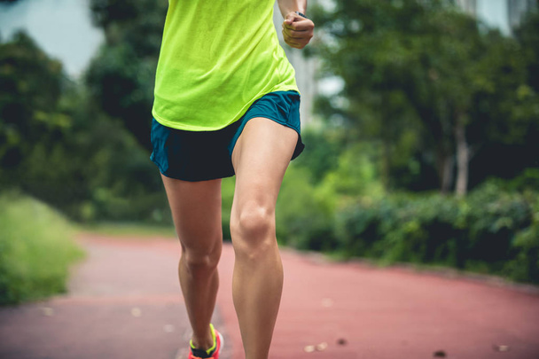 Фітнес спортсменка біжить на відкритому повітрі біжить трек в парку
 - Фото, зображення