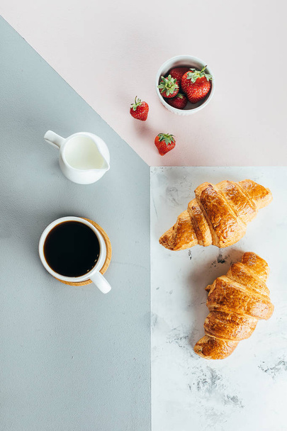 Terveellinen aamiaiskonsepti. Kaksi croissantia, kulho str
 - Valokuva, kuva