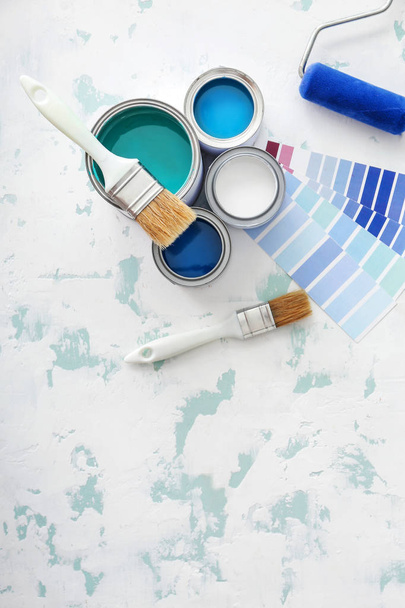 Farbdosen mit Vorräten und Palettenmustern auf hellem Hintergrund - Foto, Bild