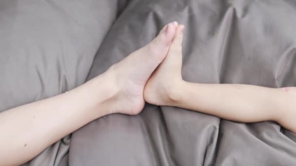 Dzieci stopy są kopiąc siebie na poduszki - Materiał filmowy, wideo
