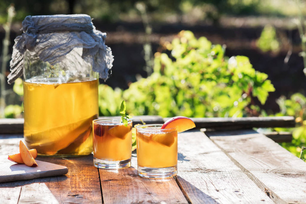 Házi erjesztett nyers Kombucha tea különböző aromával. Egészséges természetes, probiotikus ízű ital. Szuperétel - Fotó, kép