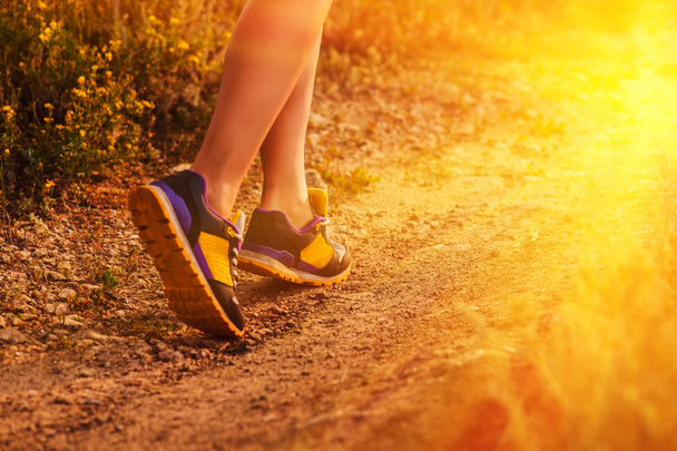 Esportes uma mulher sapatos grandes pernas correndo, exercitando e caminhando - Foto, Imagem