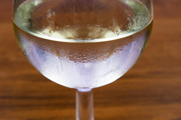 Vino bianco freddo in un bicchiere con gocce di cadmio
 - Foto, immagini