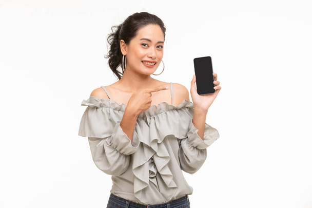 Güzel Asyalı kadın akıllı telefon sundu - Fotoğraf, Görsel