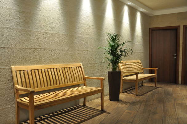 Banco vacío en la sala de espera
 - Foto, Imagen