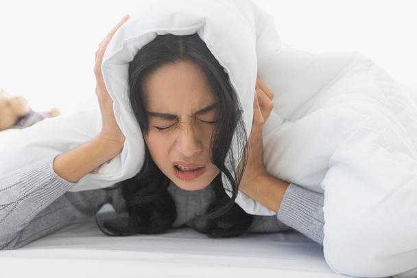 Vrouw liggen gevoelig en zet deken cover hoofd - Foto, afbeelding