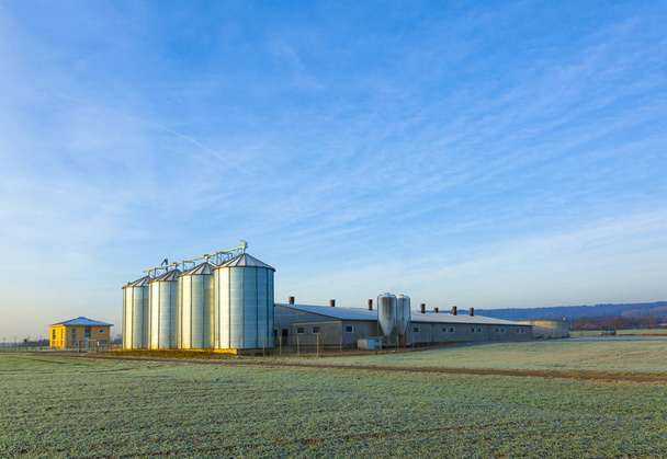 Campo en cosecha con silo
 - Foto, Imagen