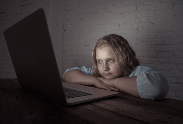 Féltem szomorú lány terrorizálják online laptop szenvedés Cyber zaklatás zaklatás. Iskolás lány megalázott az interneten osztálytársaival érzés kétségbeesett és megféladott. Megfélemlítés áldozatául esett gyermekek. - Fotó, kép