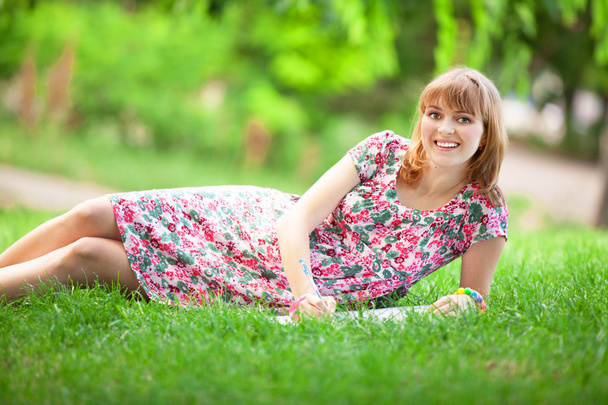Jeune belle femme enceinte dans le parc
 - Photo, image
